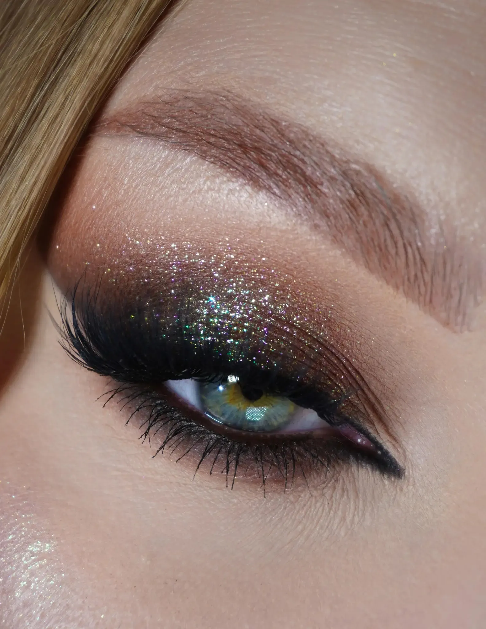 #02 Golden Eyeshadow Glitter